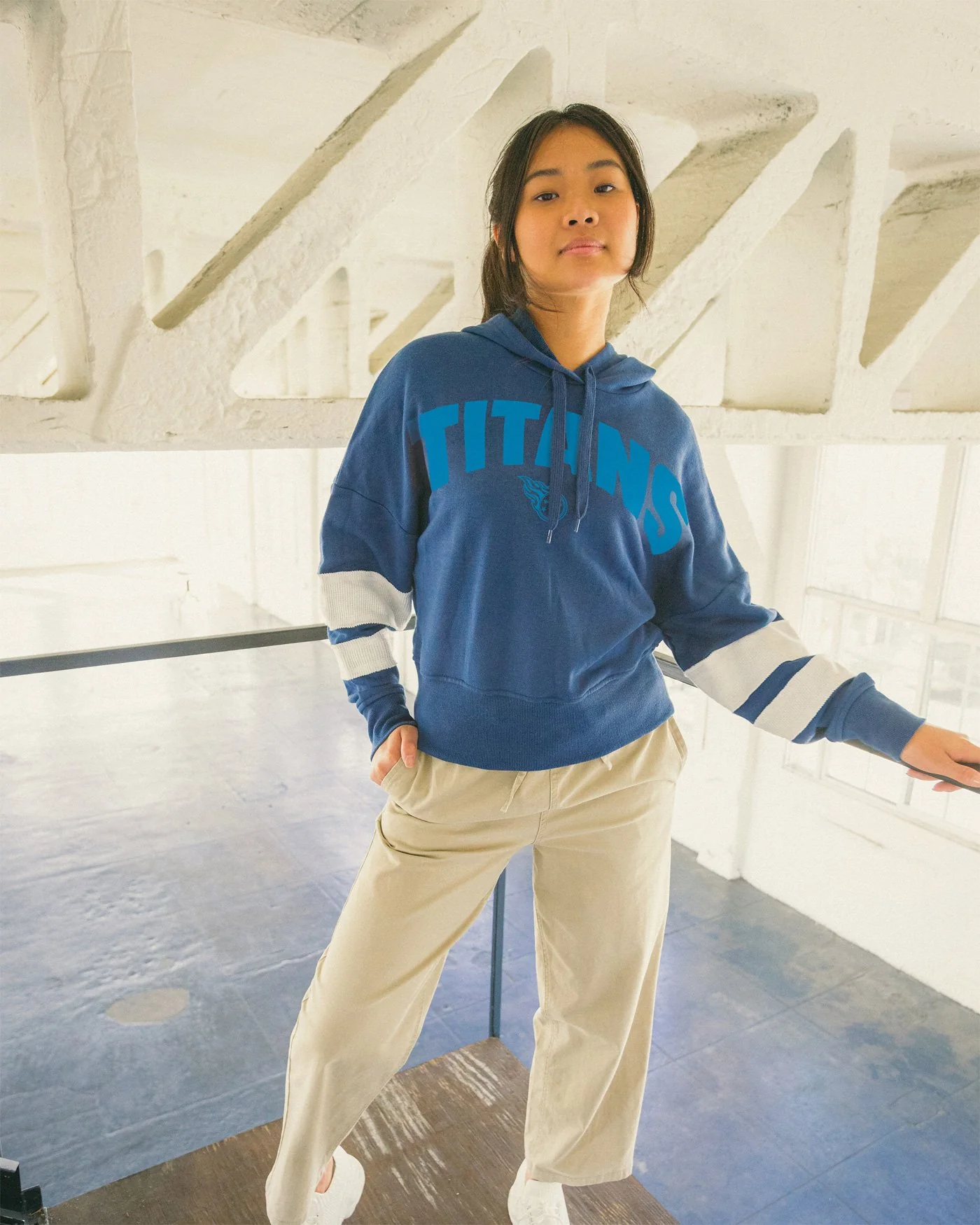 WOMENS TITANS SIDELINE STRIPED FLEECE - Image 2